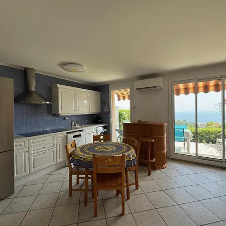 Bellevue Apartment *